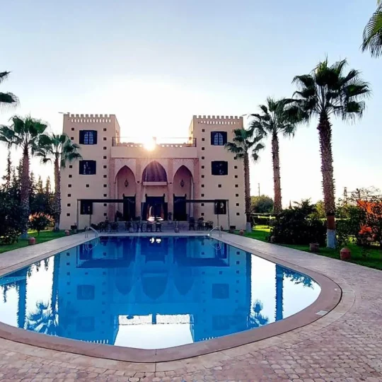 Kasbah Atfel — piscine et palmiers dans la vallée de l’Ourika