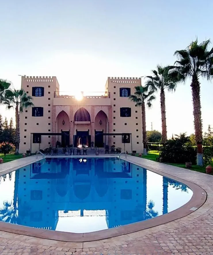 Kasbah Atfel — piscine et palmiers dans la vallée de l’Ourika