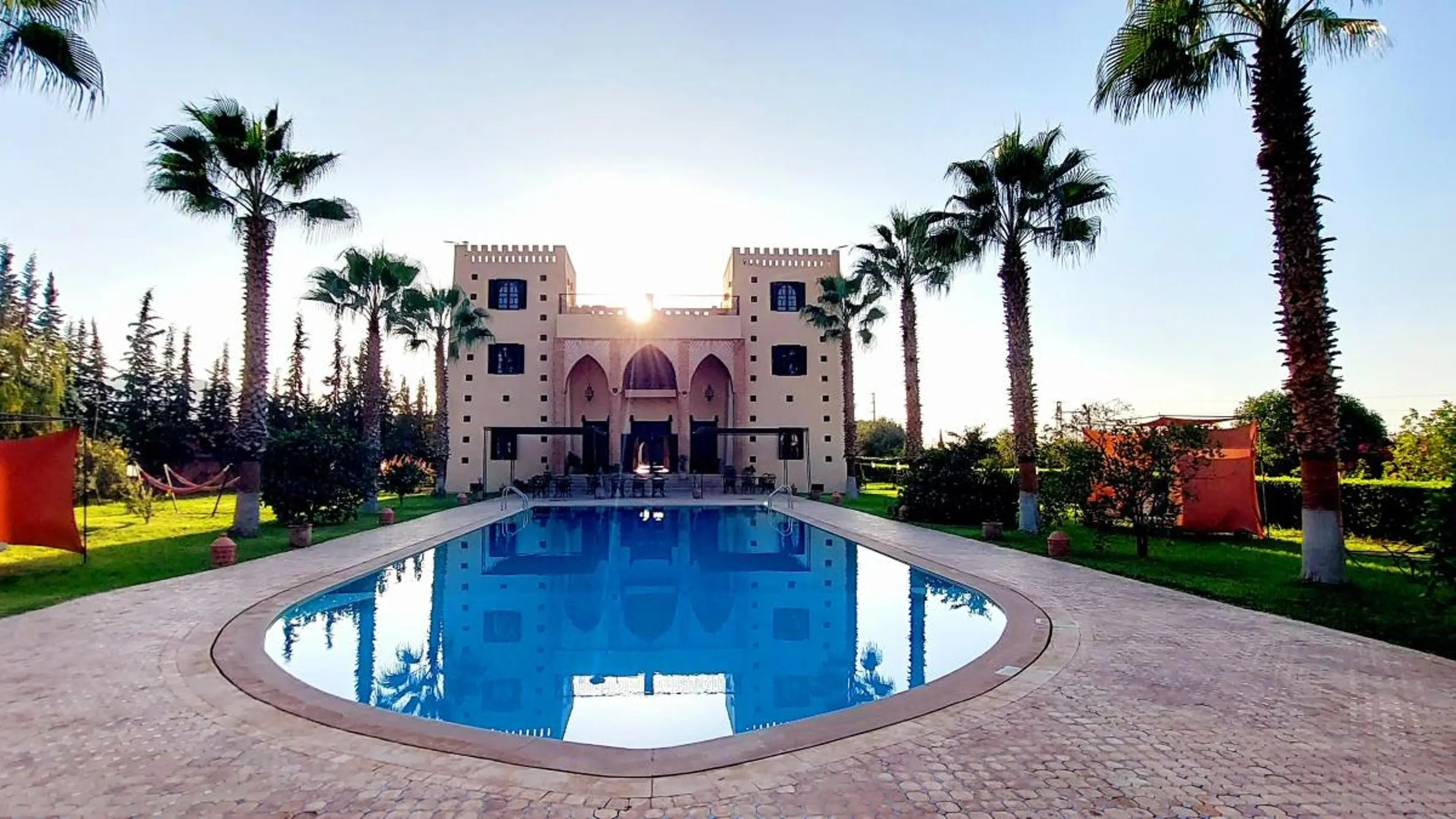 Kasbah Atfel — piscine et palmiers dans la vallée de l’Ourika