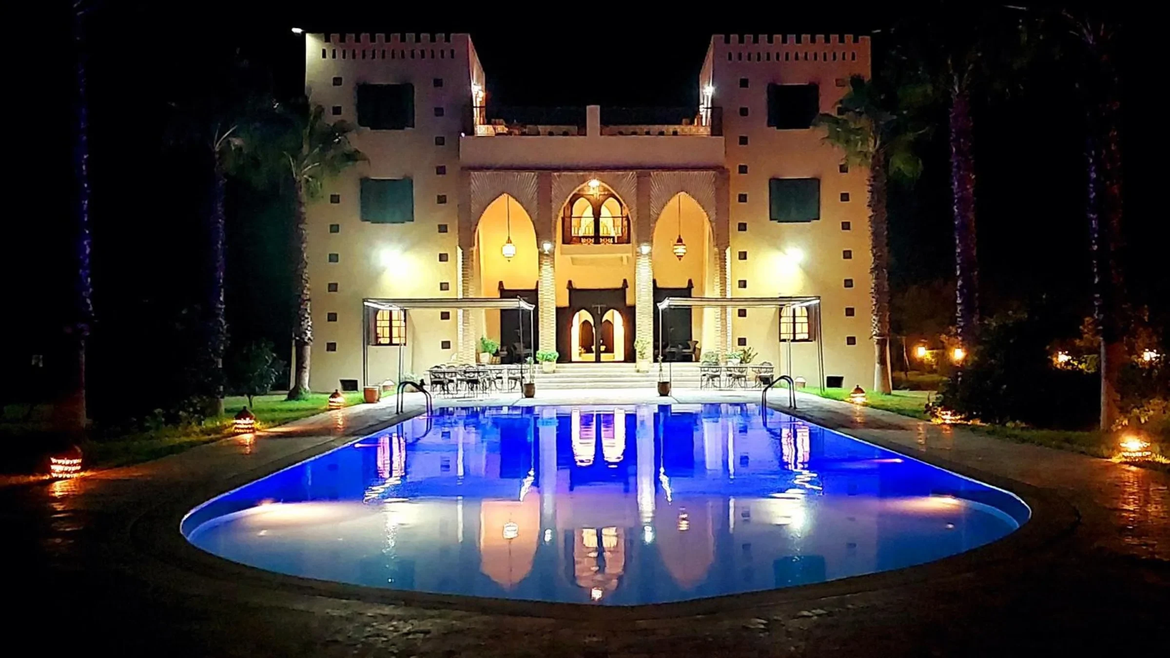 Kasbah Atfel — piscine en soirée